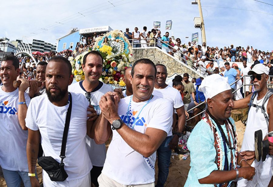 Prefeito Bruno Reis se juntou a pescadores na Praia do Rio Vermelho para a entrega da oferenda no mar