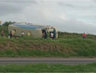 Ônibus tomba na BR-116 em Rafael Jambeiro