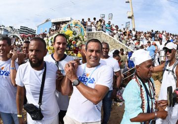 Prefeito Bruno Reis se juntou a pescadores na Praia do Rio Vermelho para a entrega da oferenda no mar