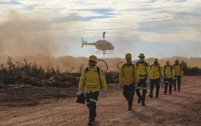 Mais uma aeronave e outros 20 bombeiros vão reforçar a equipe que atua no combate ao incêndio florestal em Piatã