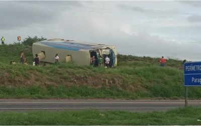 Ônibus tomba na BR-116 em Rafael Jambeiro