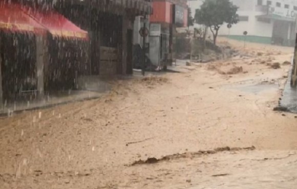 Temporal causa alagamentos na RMS e deixa moradores desabrigados em cidade no sudoeste 